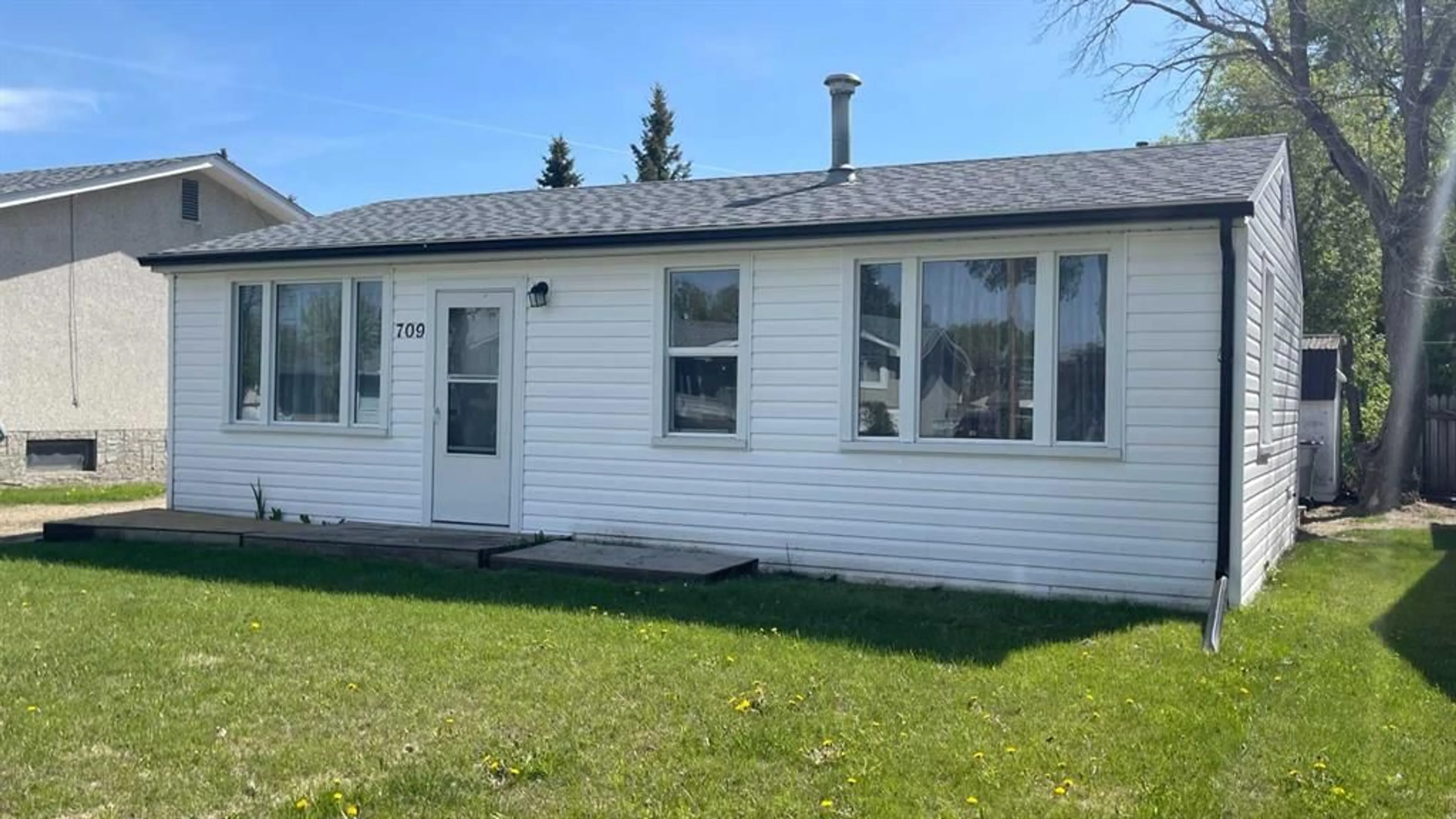 Home with vinyl exterior material for 709 7 Ave, Wainwright Alberta T9W 1B5