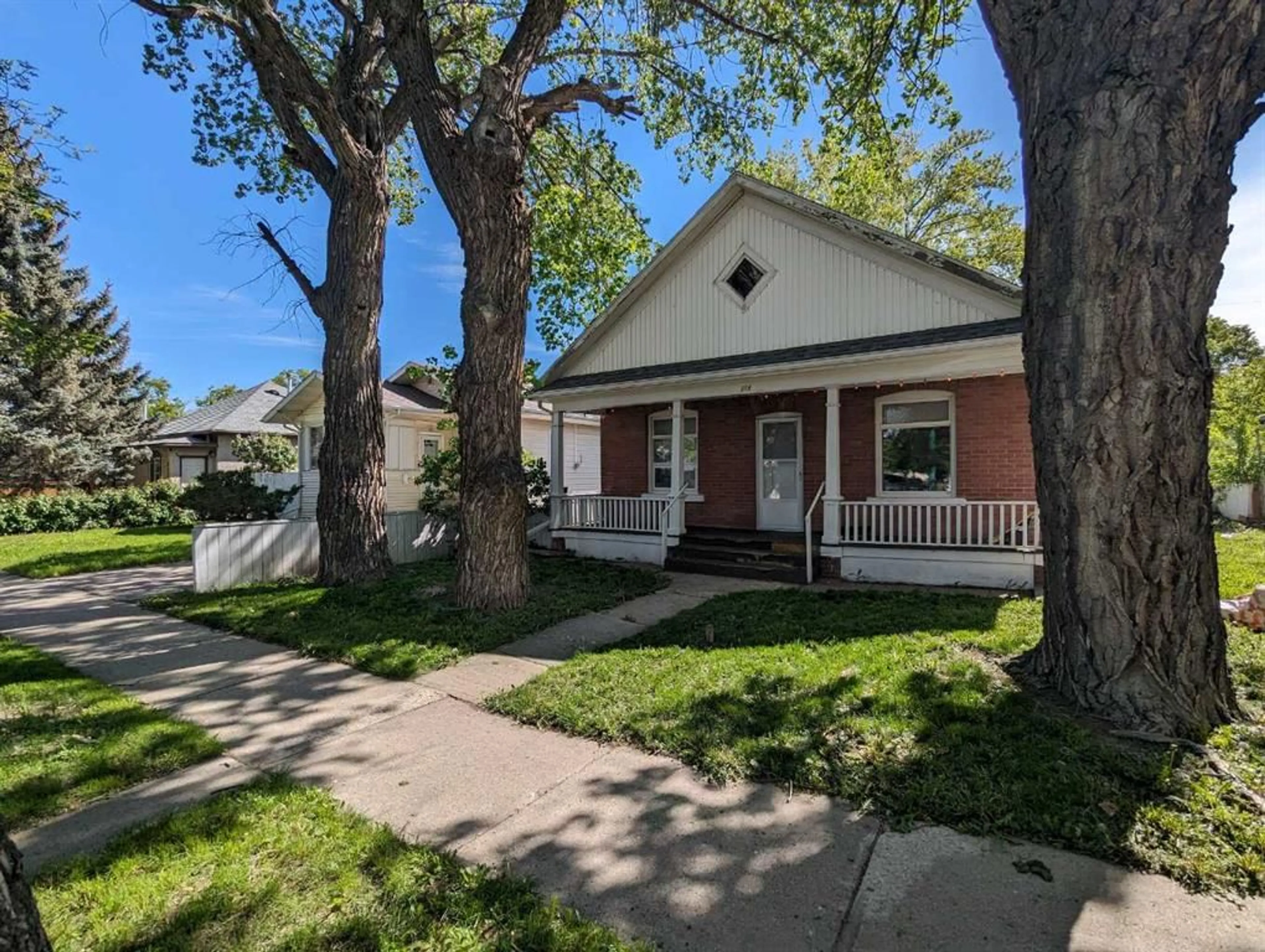 Frontside or backside of a home for 215 15 St, Lethbridge Alberta T1H 2X5