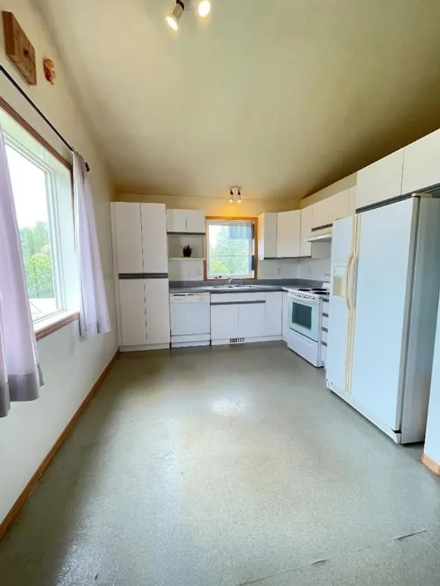 1st Avenue SW #26, Joussard 3