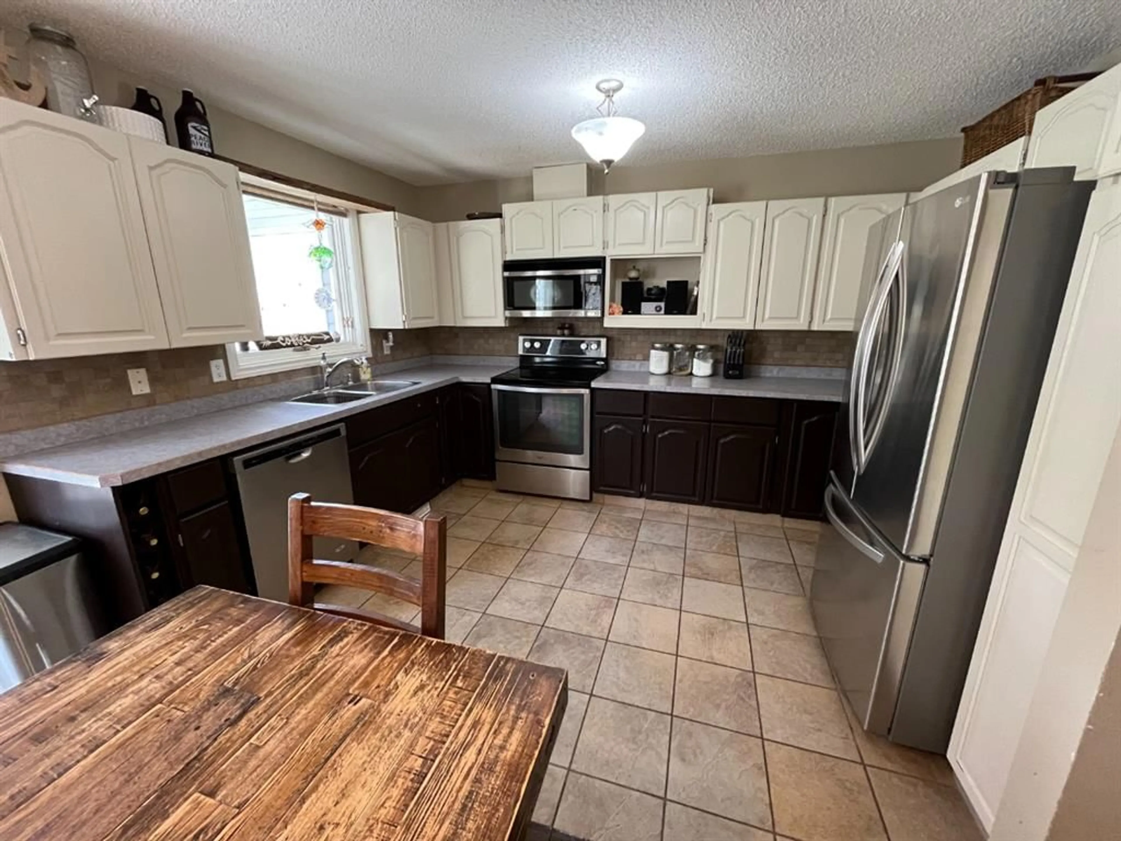 Kitchen for 11802 78 St, Peace River Alberta T8S 1Y6