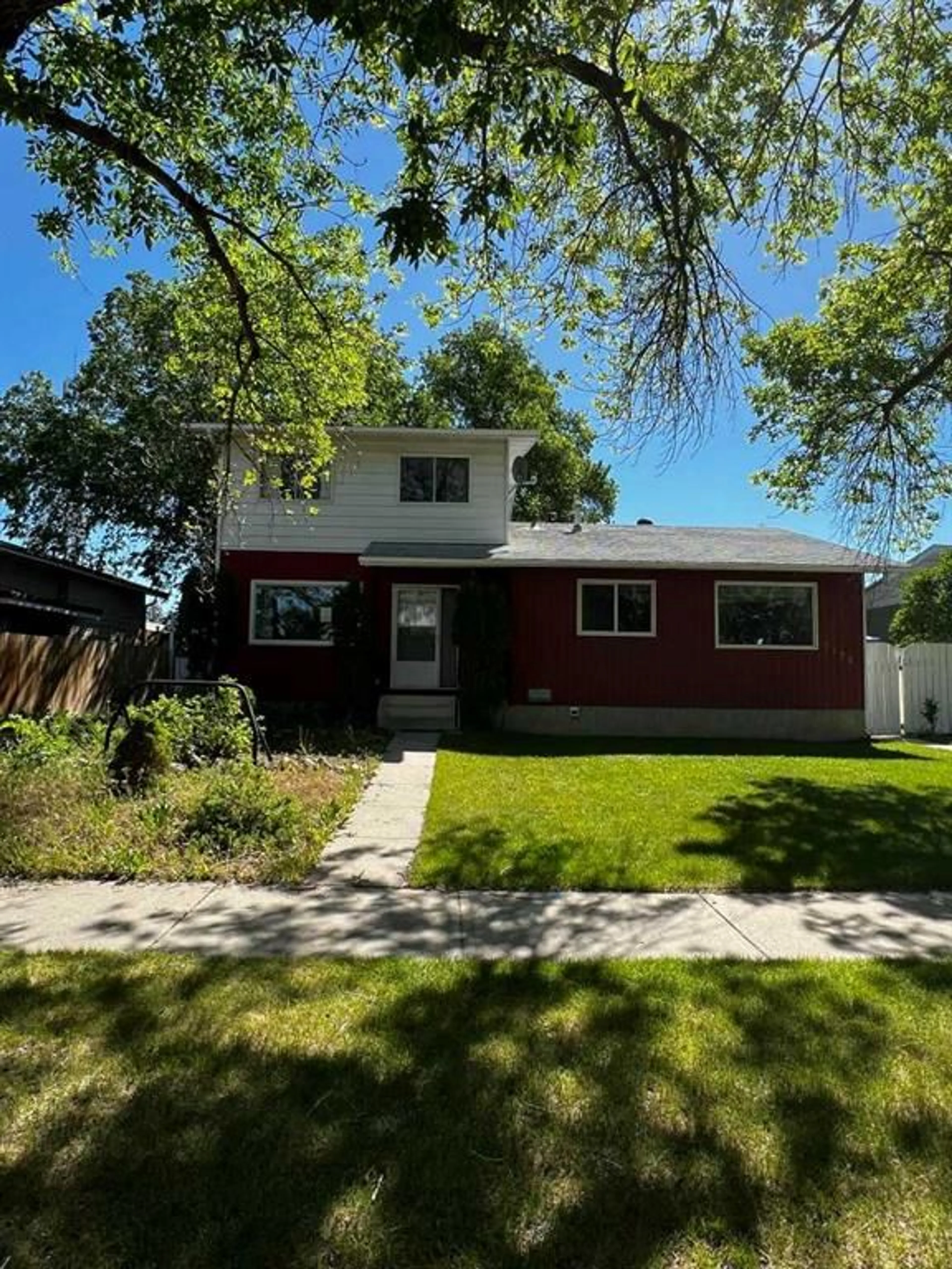 Frontside or backside of a home for 2105 13 St, Lethbridge Alberta T1H 2V4