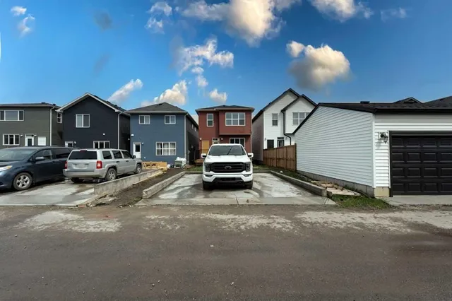 135 Homestead Dr, Calgary 3