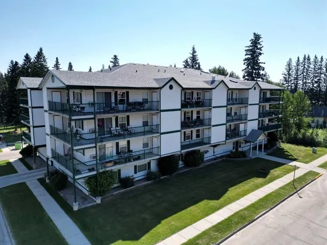 777 48 St #302, Edson