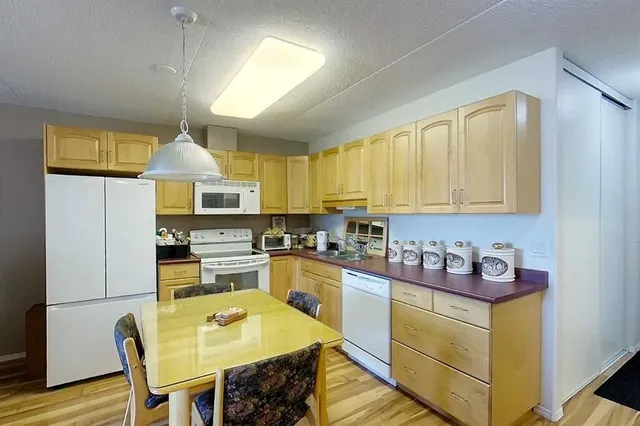 777 48 St #302, Edson 3