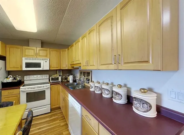 777 48 St #302, Edson 5