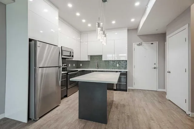 2308 Centre St #304, Calgary 3