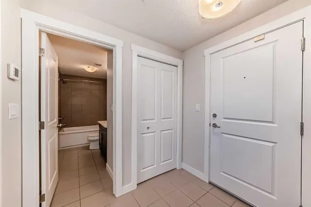 32 Varsity Estates Cir #906, Calgary 4