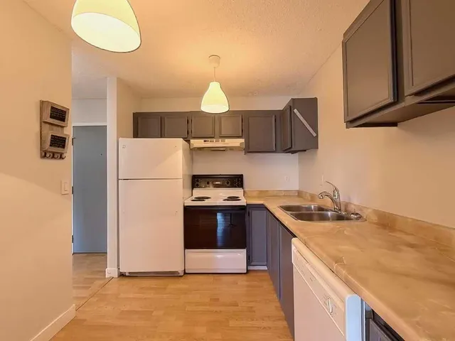 1821 17A St #202, Calgary 5