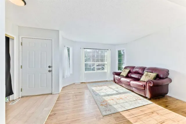 121 Tarington Pk, Calgary 3