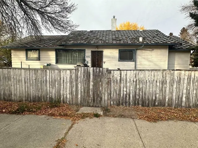 602 12 St, Lethbridge 2