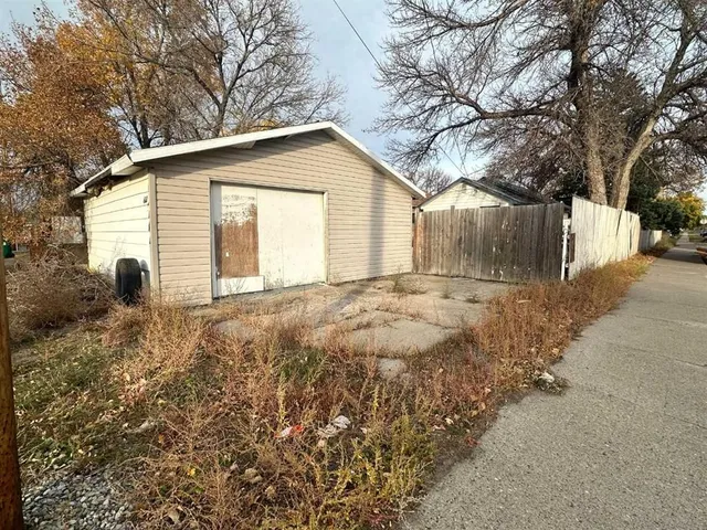 602 12 St, Lethbridge 3