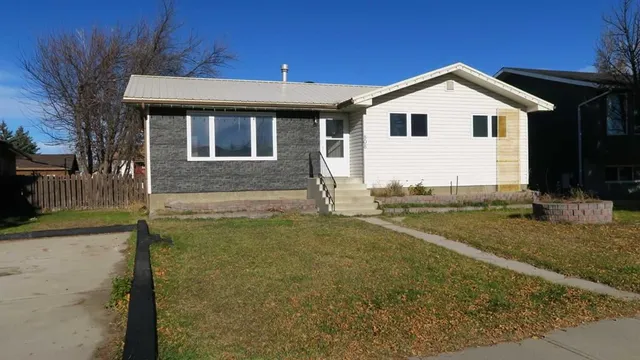 808 3 Ave, Bassano 2
