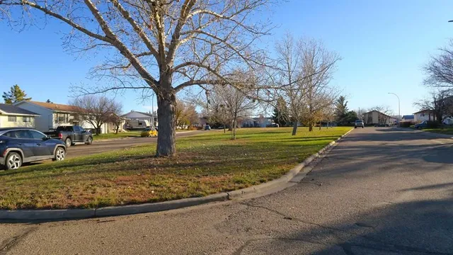 808 3 Ave, Bassano 3