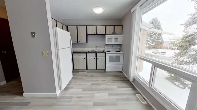 5952 45 Ave #A, Lacombe 3