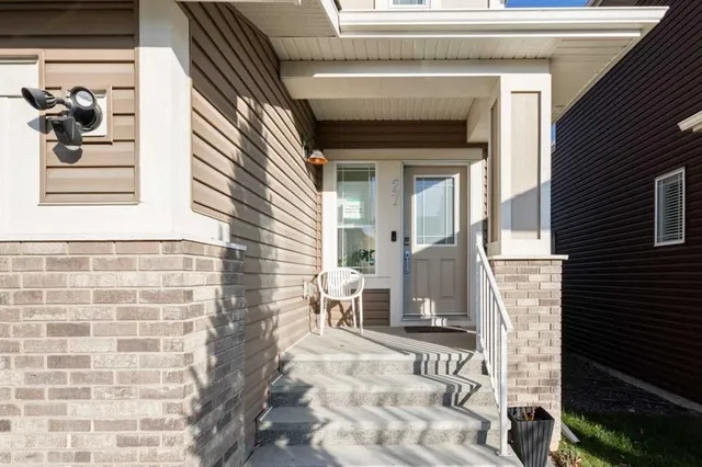27 Bayview Cir, Airdrie 3