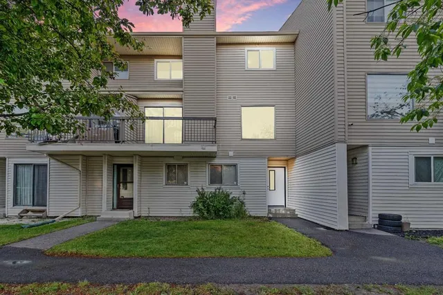 2519 38 St #13, Calgary 2
