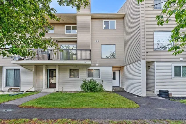 2519 38 St #13, Calgary 3