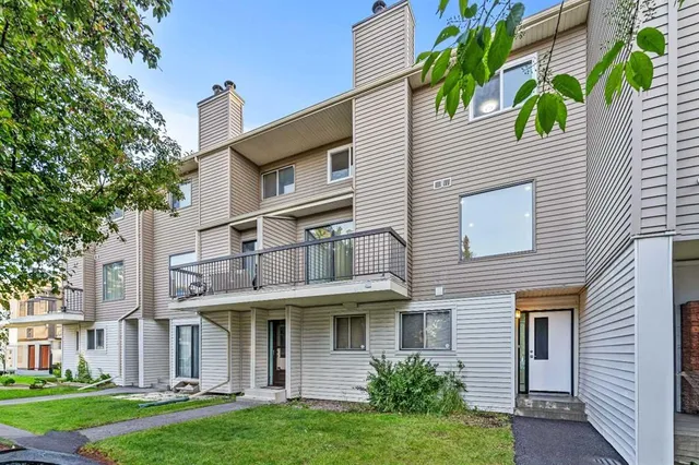 2519 38 St #13, Calgary 4