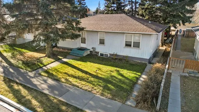 4111 Centre St, Calgary 3