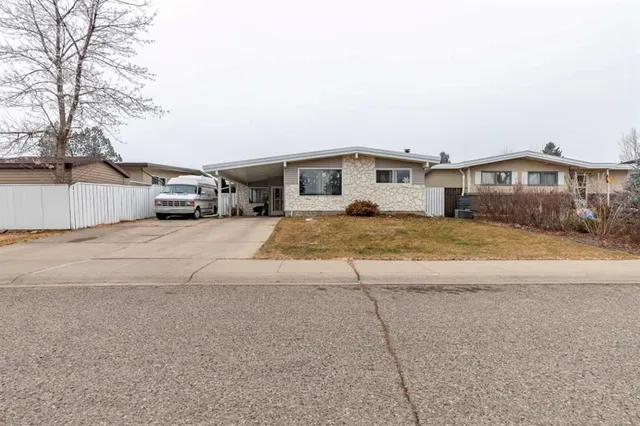 1910 Lakepoint Rd, Lethbridge 2