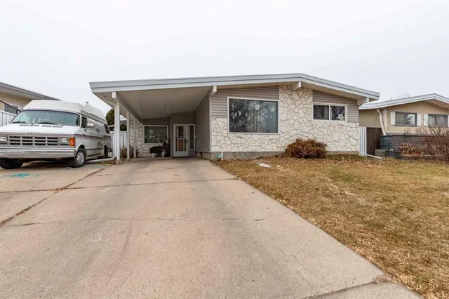 1910 Lakepoint Rd, Lethbridge 3