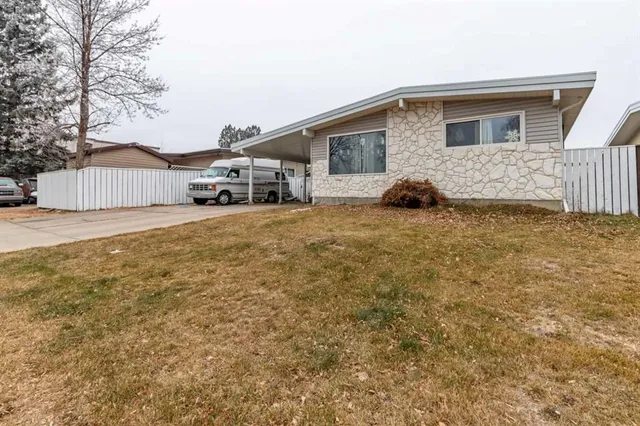 1910 Lakepoint Rd, Lethbridge 4
