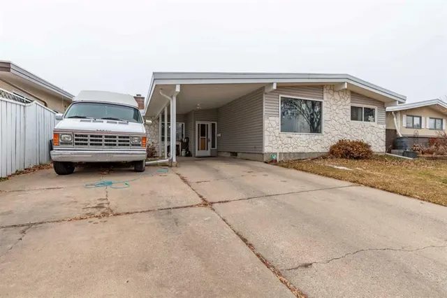 1910 Lakepoint Rd, Lethbridge 5