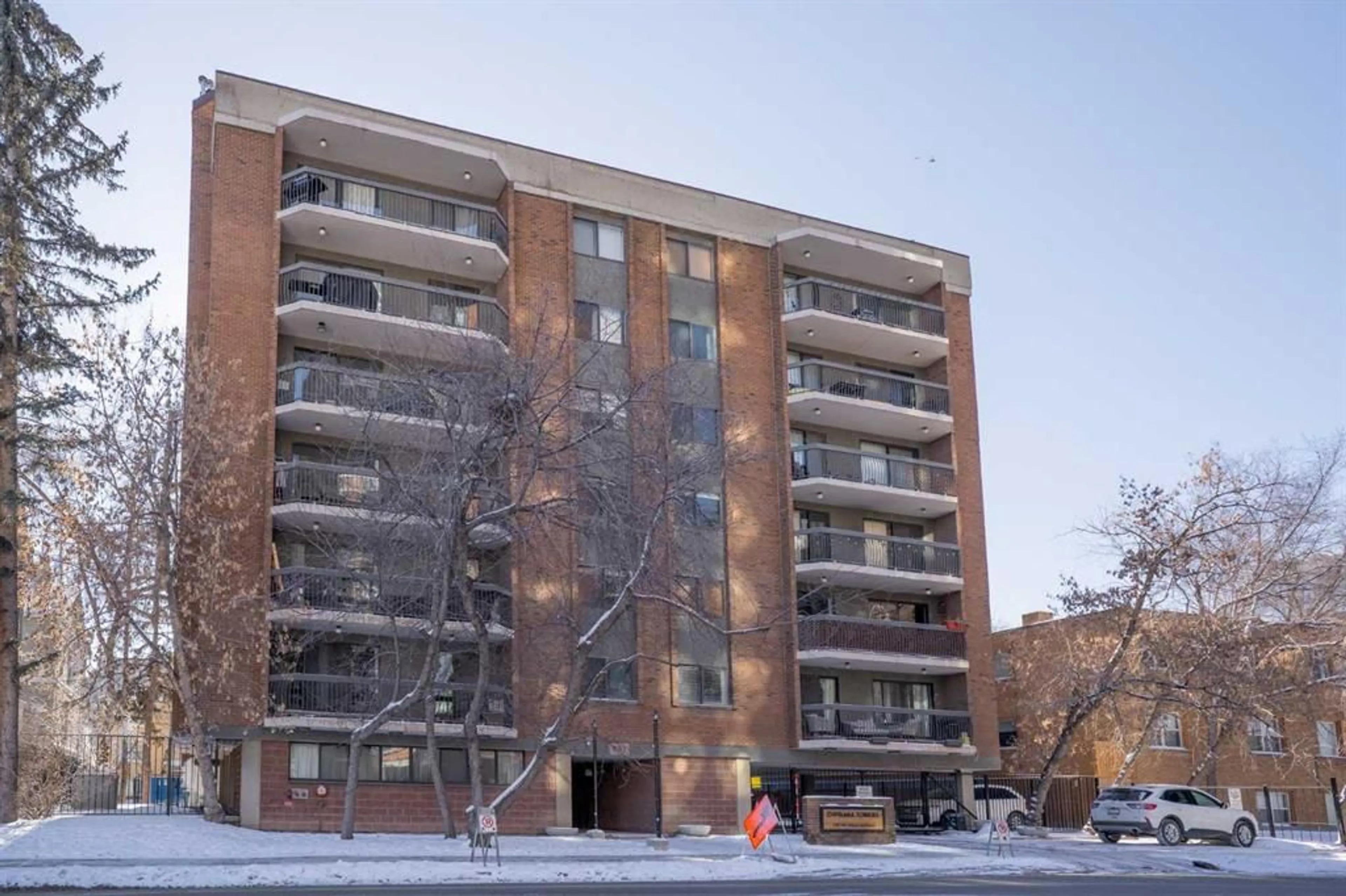 Indoor entryway for 537 14 Ave #303, Calgary Alberta T2R 0M7