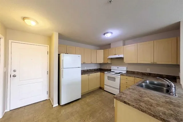 1615 41 St #302, Edson 4