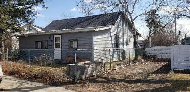 216 3 Ave, Champion 4