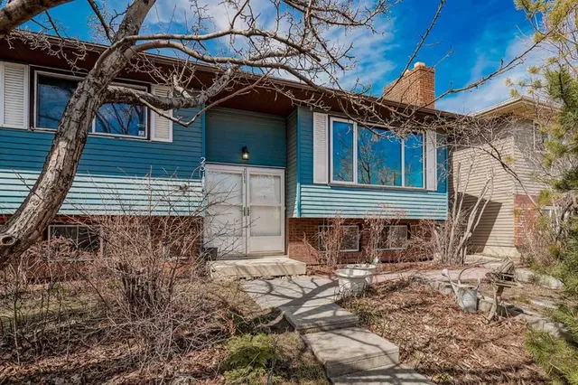 2511 39 St, Calgary 3