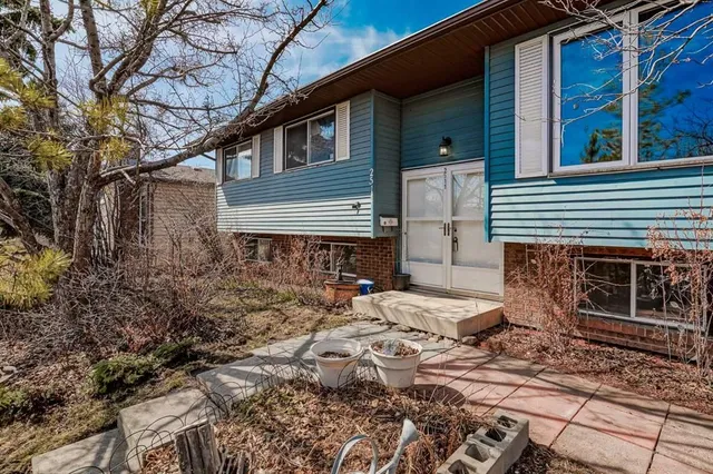 2511 39 St, Calgary 4