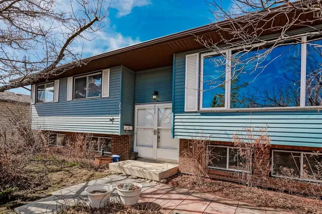 2511 39 St, Calgary 5