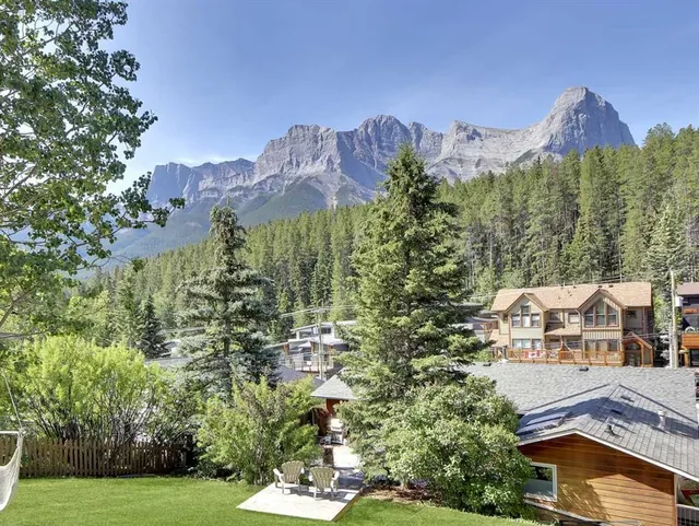 252 Three Sisters Dr, Canmore 2