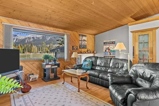 1117 15th St, Canmore 4