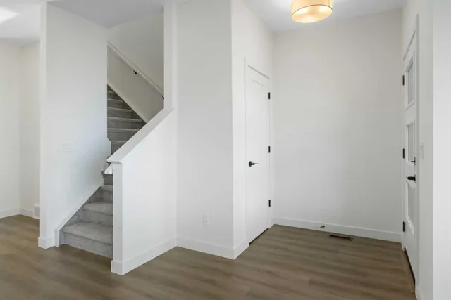 215 Belvedere Ave, Calgary 4