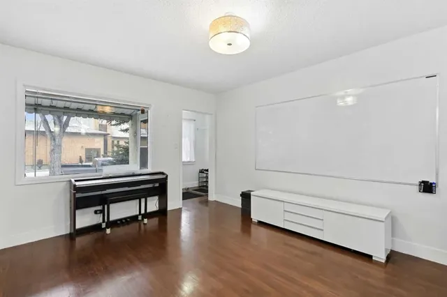 230 8A St, Calgary 5