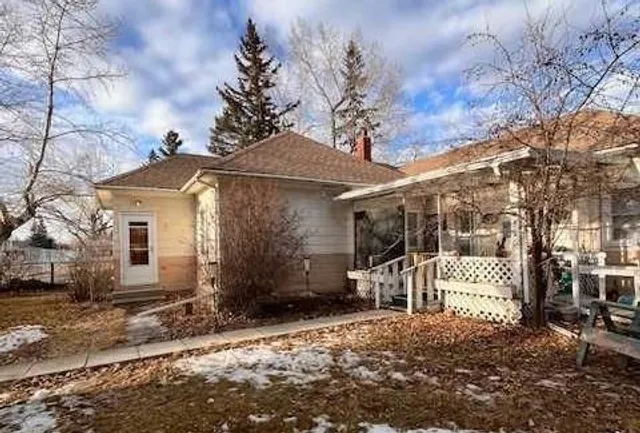 220 First St, Cochrane 3