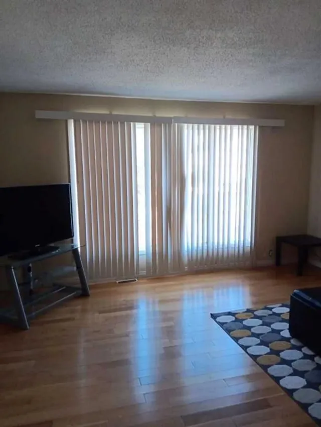 649 Pineland Rd, Calgary 4