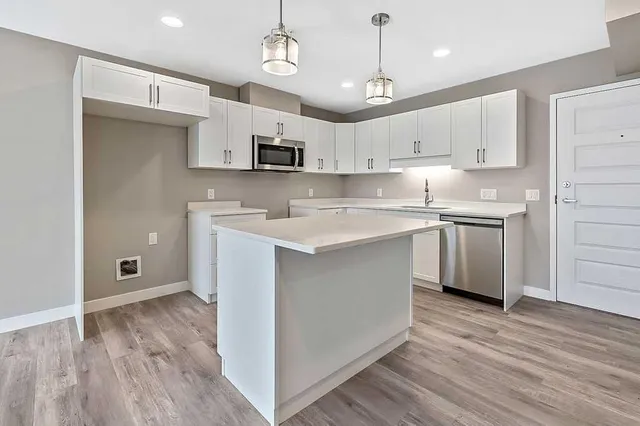 97 Station Dr #201, Sylvan Lake 5