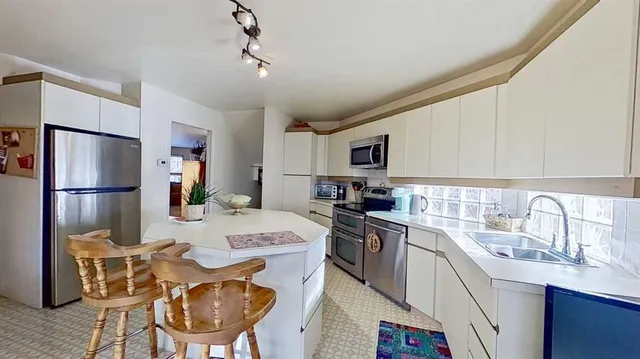 2219 Westmount Rd, Calgary 5