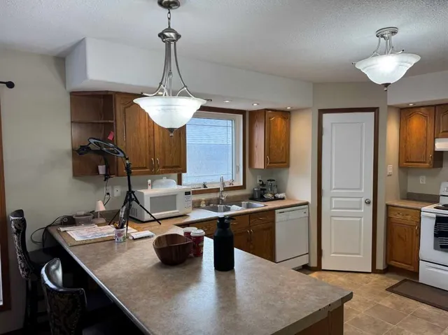 2608B 11 Ave, Wainwright 2