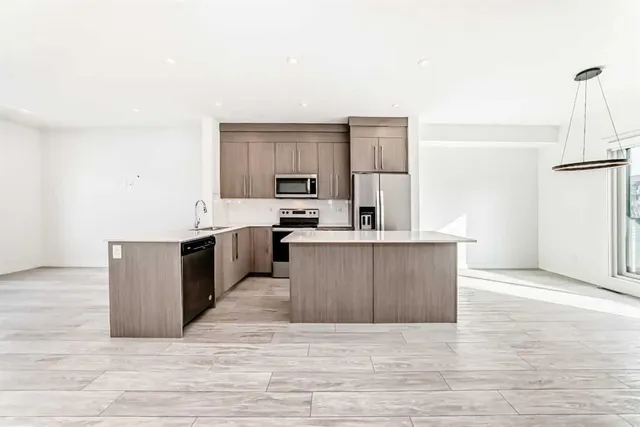 693 Savanna Blvd, Calgary 4