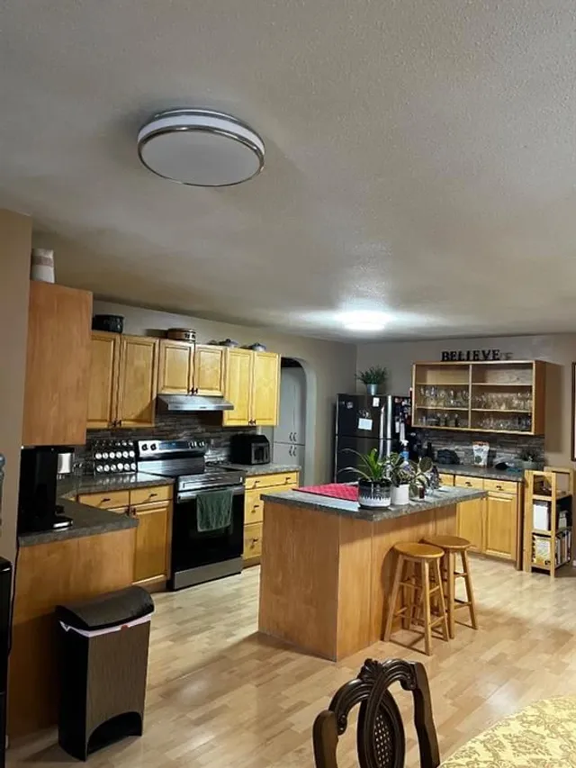 119 3 Ave, Hussar 2