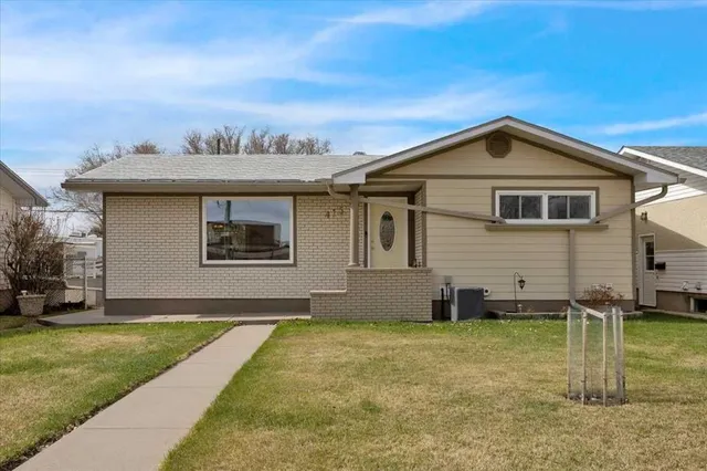 415 12 St, Drumheller 2