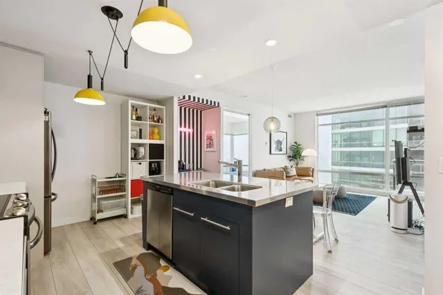 215 13 Ave #1401, Calgary 3