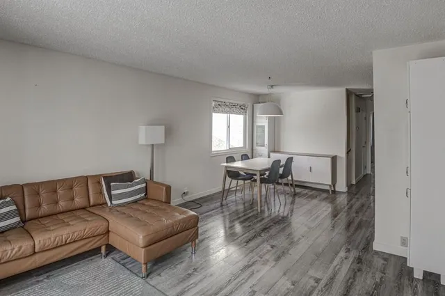 8408 Berkley Rd, Calgary 4
