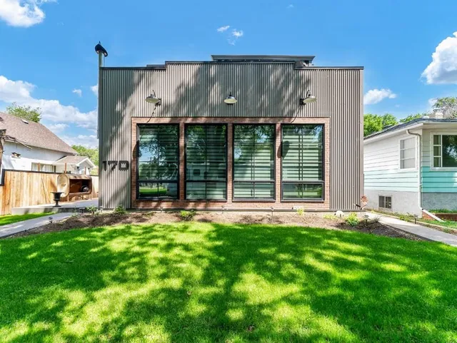 170 2 St, Medicine Hat 1