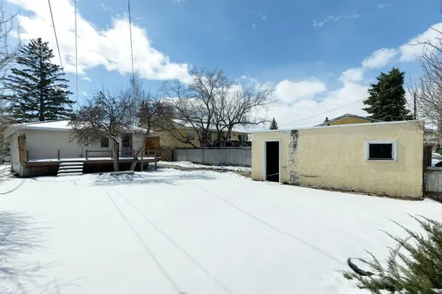8312 47 Ave, Calgary 3