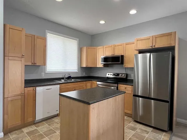 624 41 St #8, Edson 4